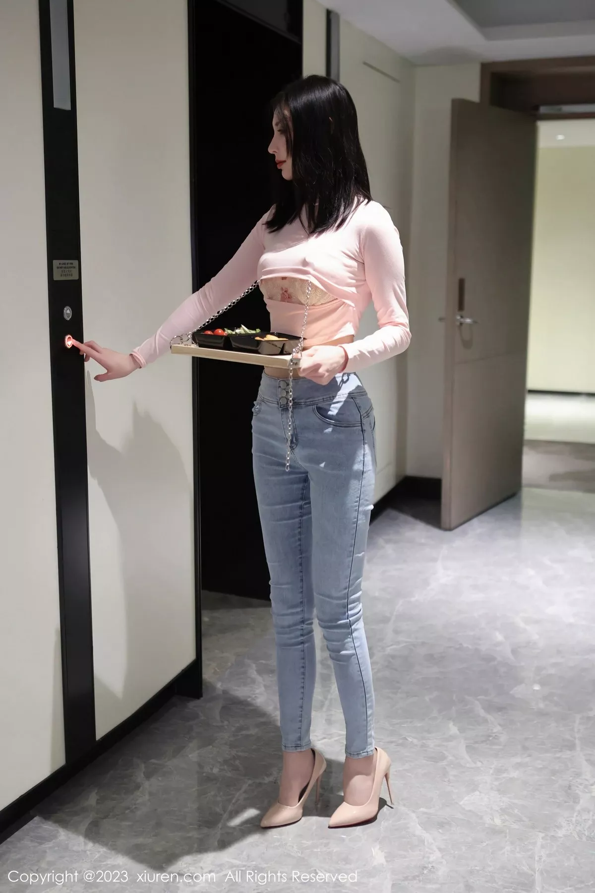 模特王曼柔粉色衣配牛仔裤露粉色蕾丝内衣秀曼妙身姿诱惑写真82P-第1章-图片3