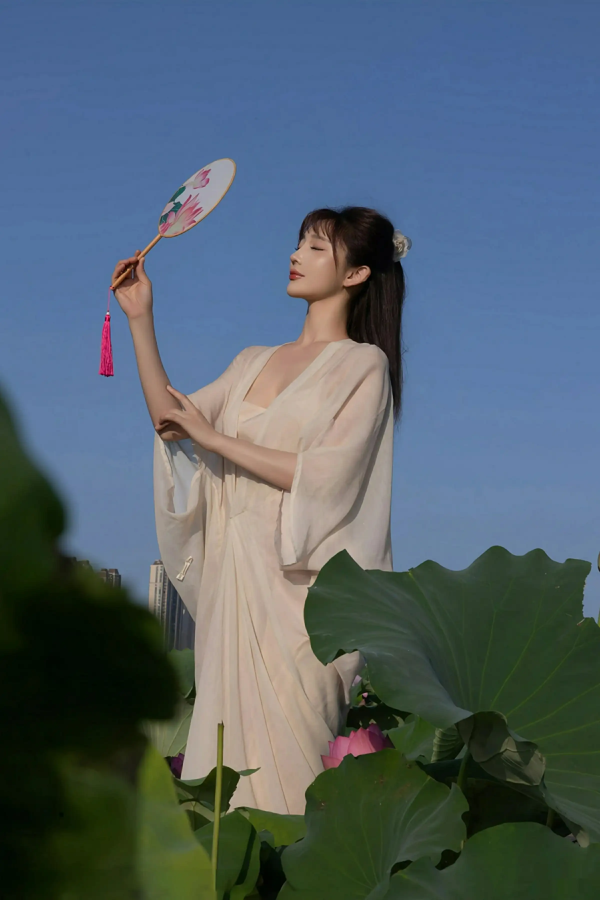 模特陆萱萱户外性感浅色薄纱服饰配超薄肉丝秀柔美身姿诱惑写真76P-第1章-图片4