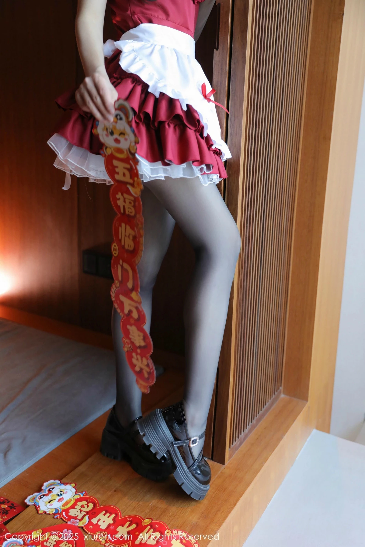 模特桃妖夭红色喜庆女仆服露红色内衣配超薄黑丝秀美腿诱惑写真87P-第6章-图片3