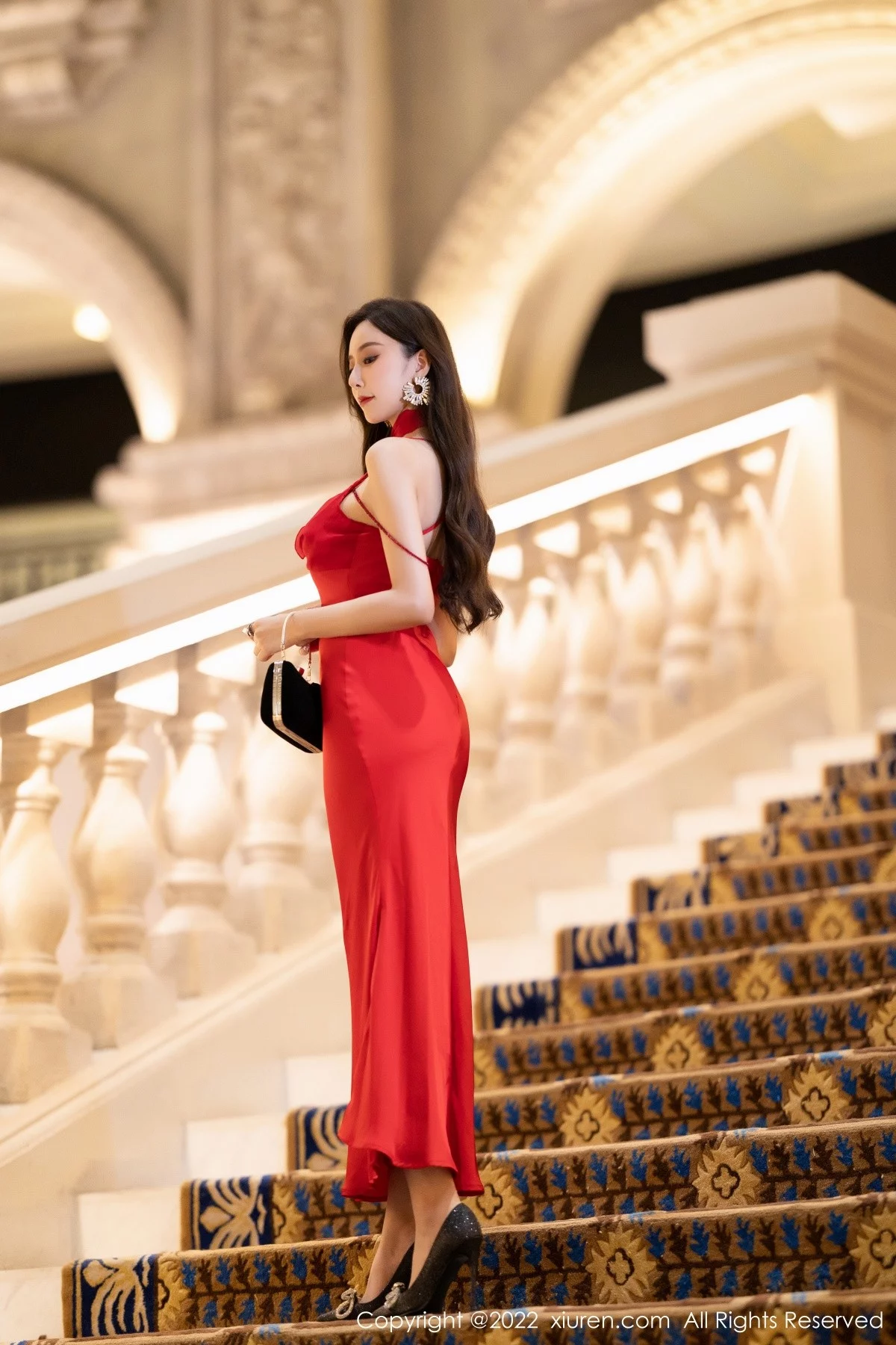 女神王馨瑶yanni脱性感红色礼裙露金色条纹内衣完美诱惑写真78P-第1章-图片1