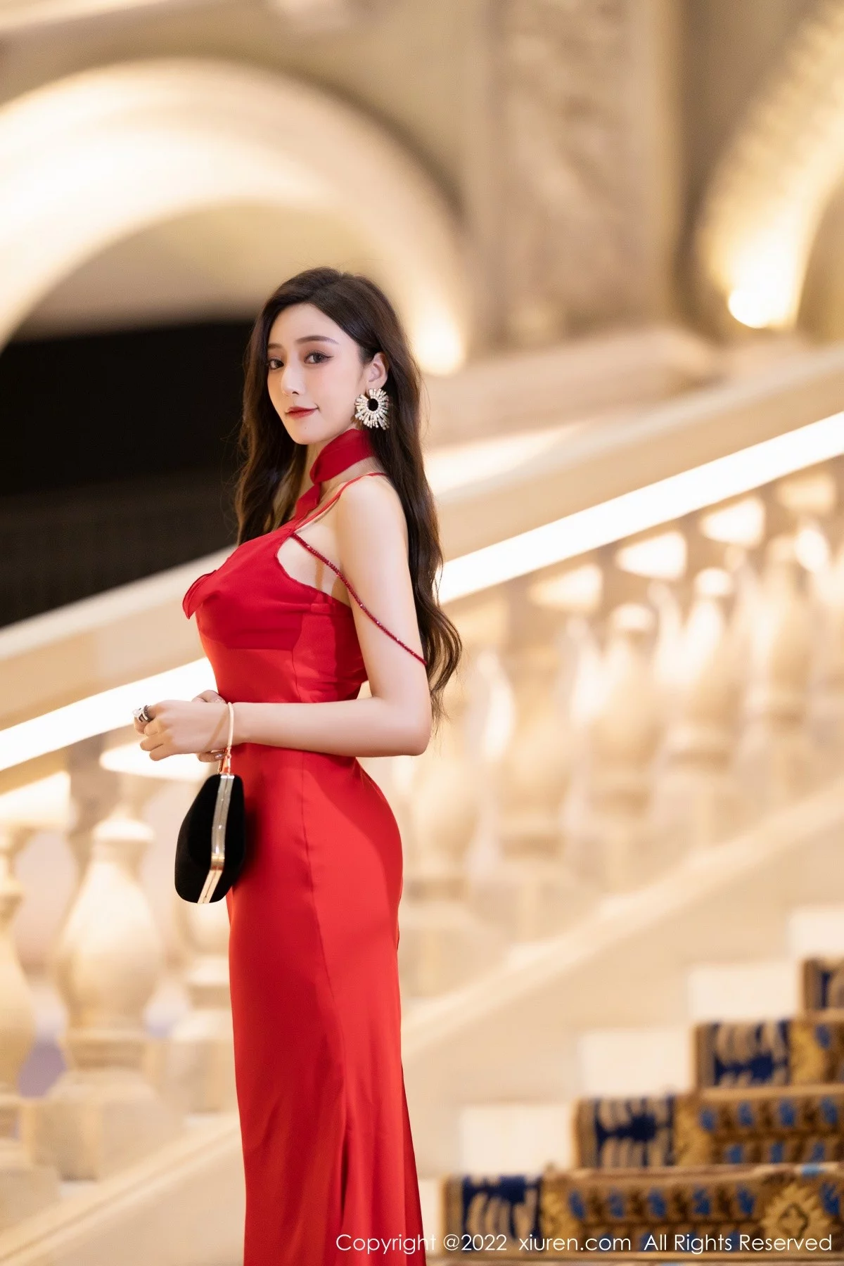 女神王馨瑶yanni脱性感红色礼裙露金色条纹内衣完美诱惑写真78P-第1章-图片2