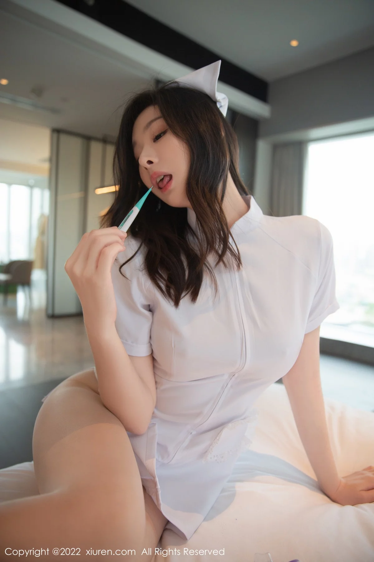 模特是小逗逗性感白色护士服饰配原色丝袜秀曼妙身姿迷人写真82P-第1章-图片2