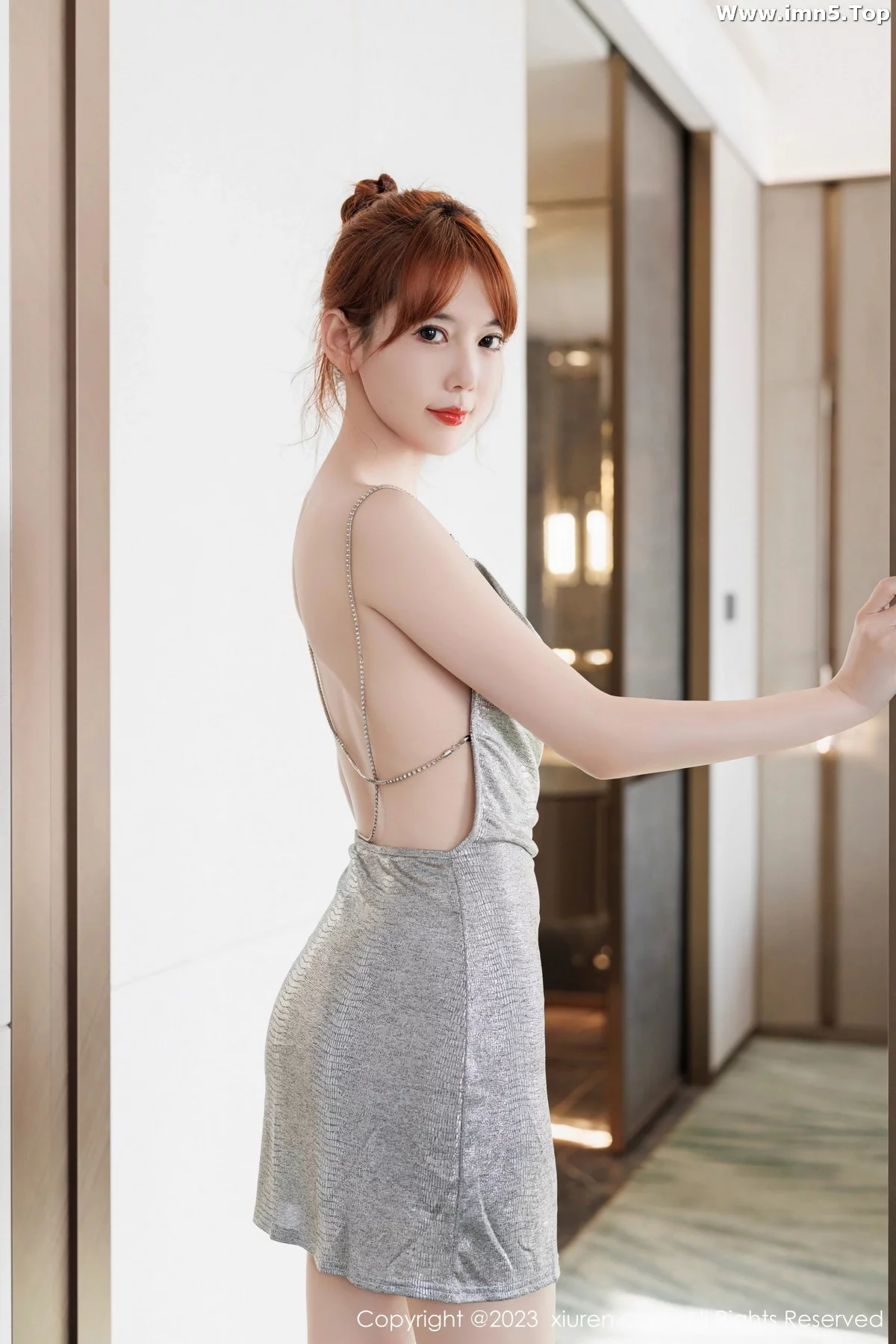 新人模特圆儿性感银白连衣短裙配超薄肉丝秀翘臀美腿诱惑写真47P-第2章-图片2