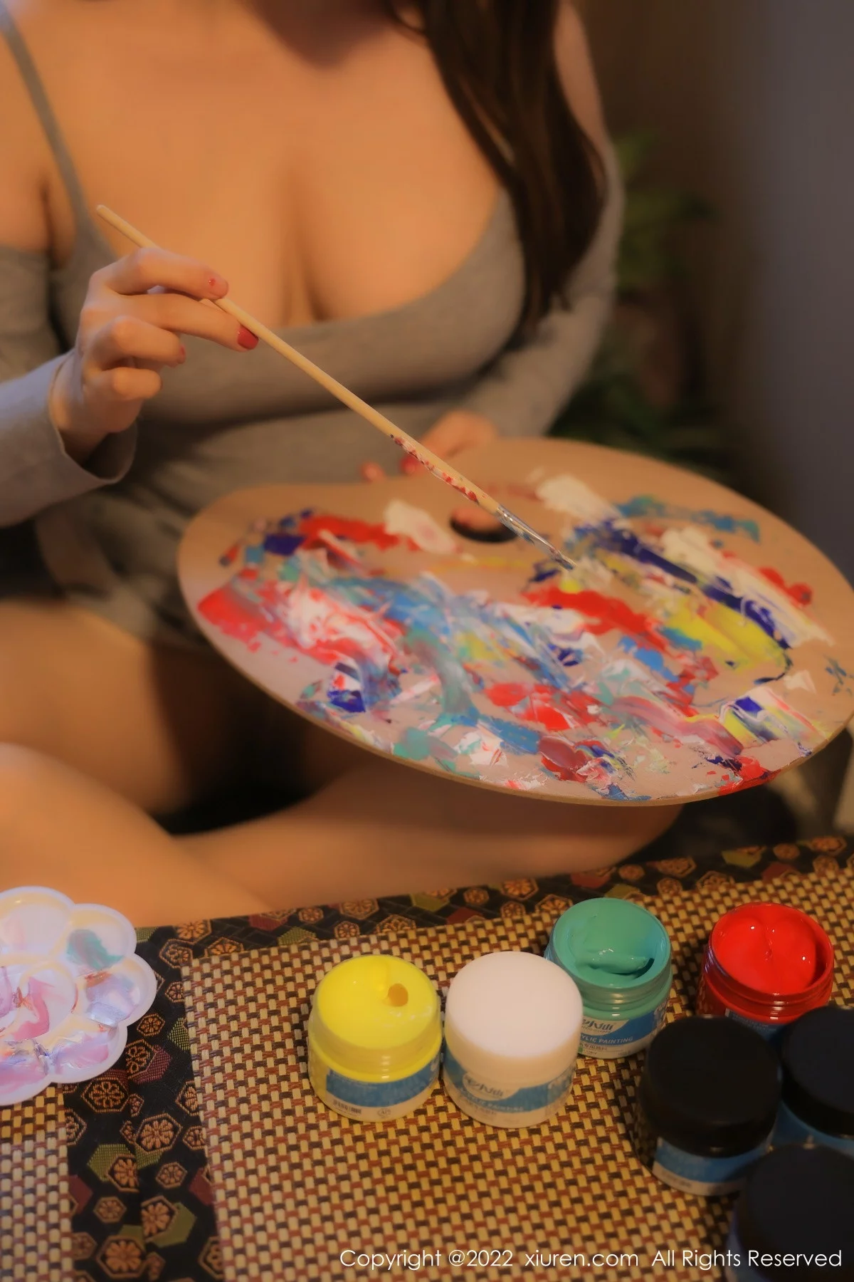 模特豆瓣酱绘画主题灰色低胸吊带裙配肉丝秀丰满身材诱惑写真71P-第1章-图片2