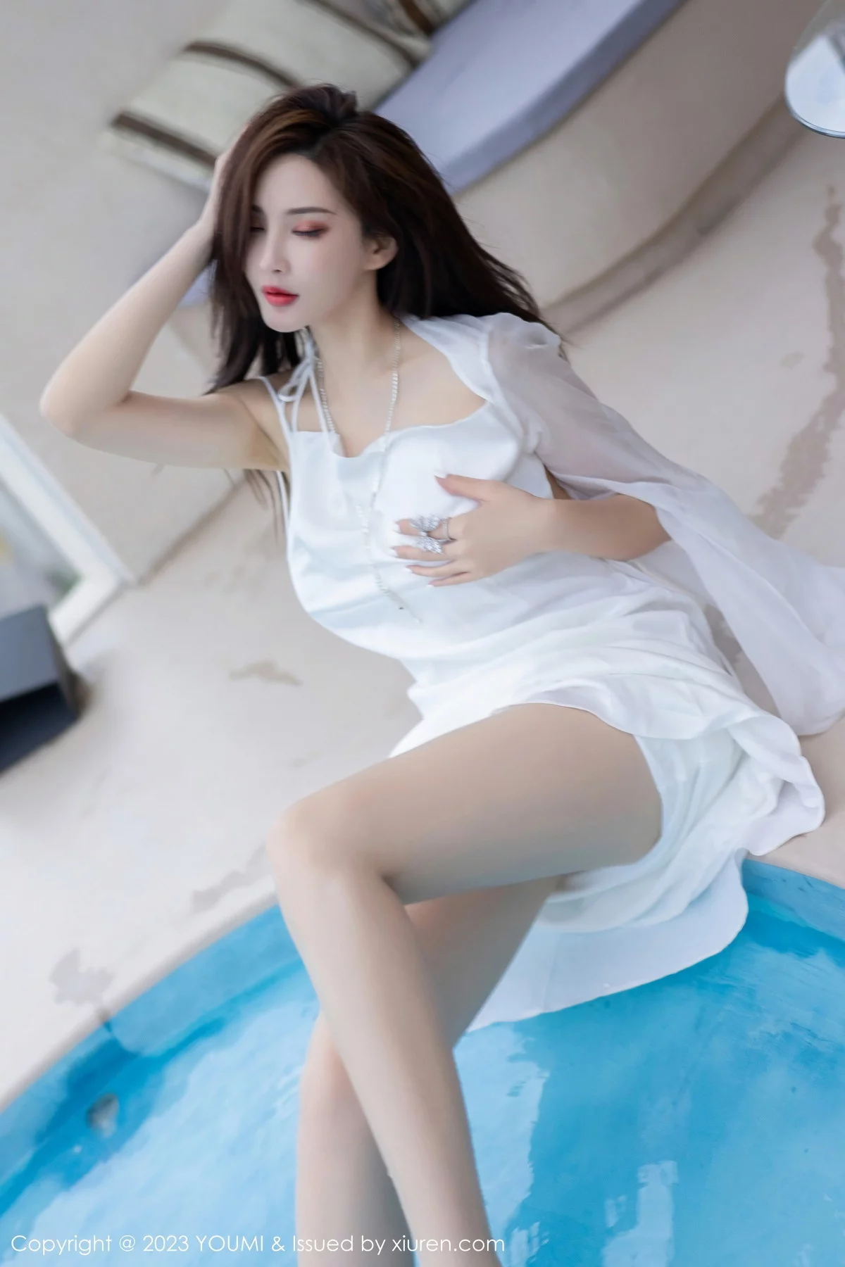 周妍希-Vol.897_女神Carol周妍希泳池性感白色吊带长裙湿身秀完美身材诱惑写真74P-第1章-图片3