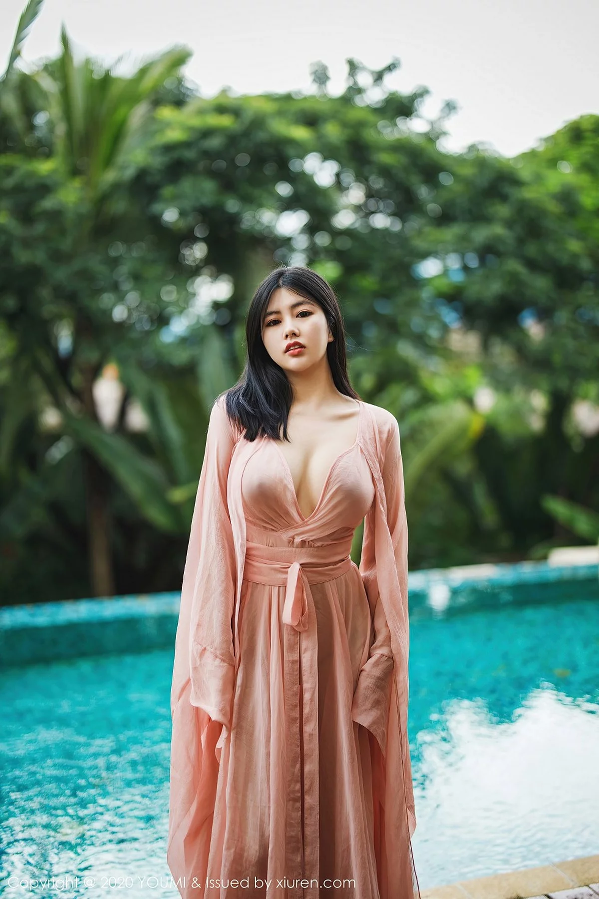 娜露-Vol.523_女神娜露Selena西双版纳旅拍轻薄粉色长裙秀傲人豪乳诱惑写真89P-第1章-图片3