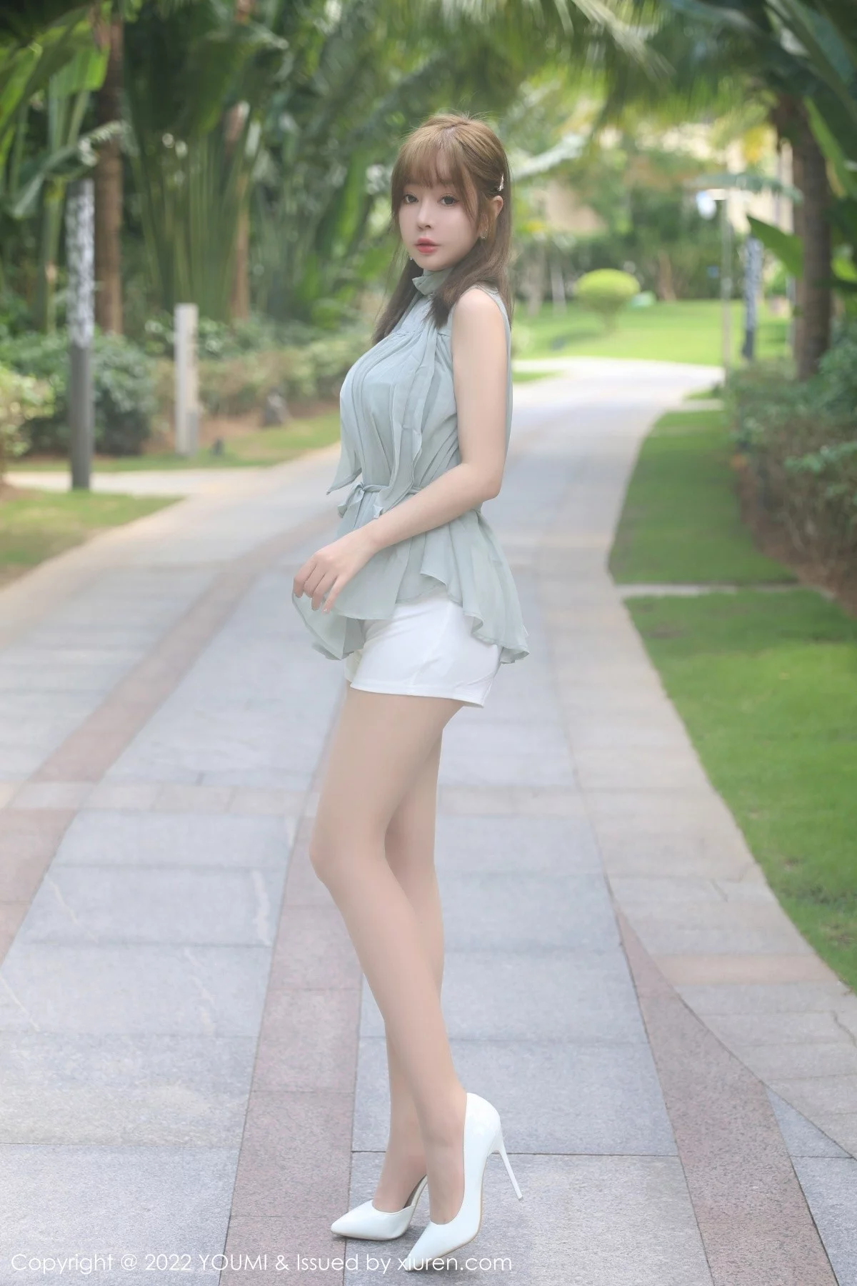 王雨纯-Vol.841_女神王雨纯性感灰色上衣配白短裙半脱露性感蕾丝内衣诱惑写真71P-第1章-图片1