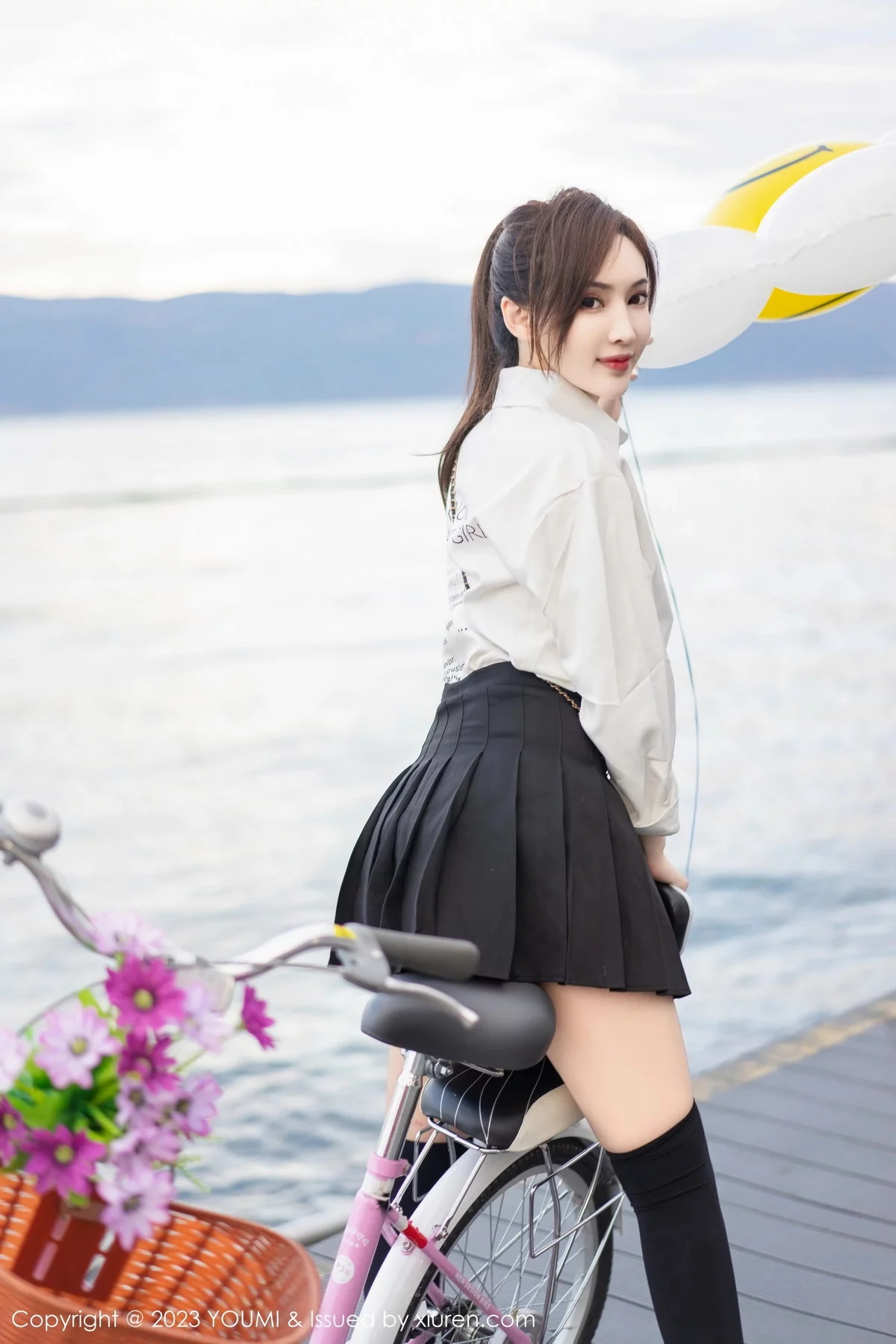 周妍希-Vol.903_女神Carol周妍希大理旅拍性感白T配黑短裙秀完美身材迷人写真100P-第1章-图片1