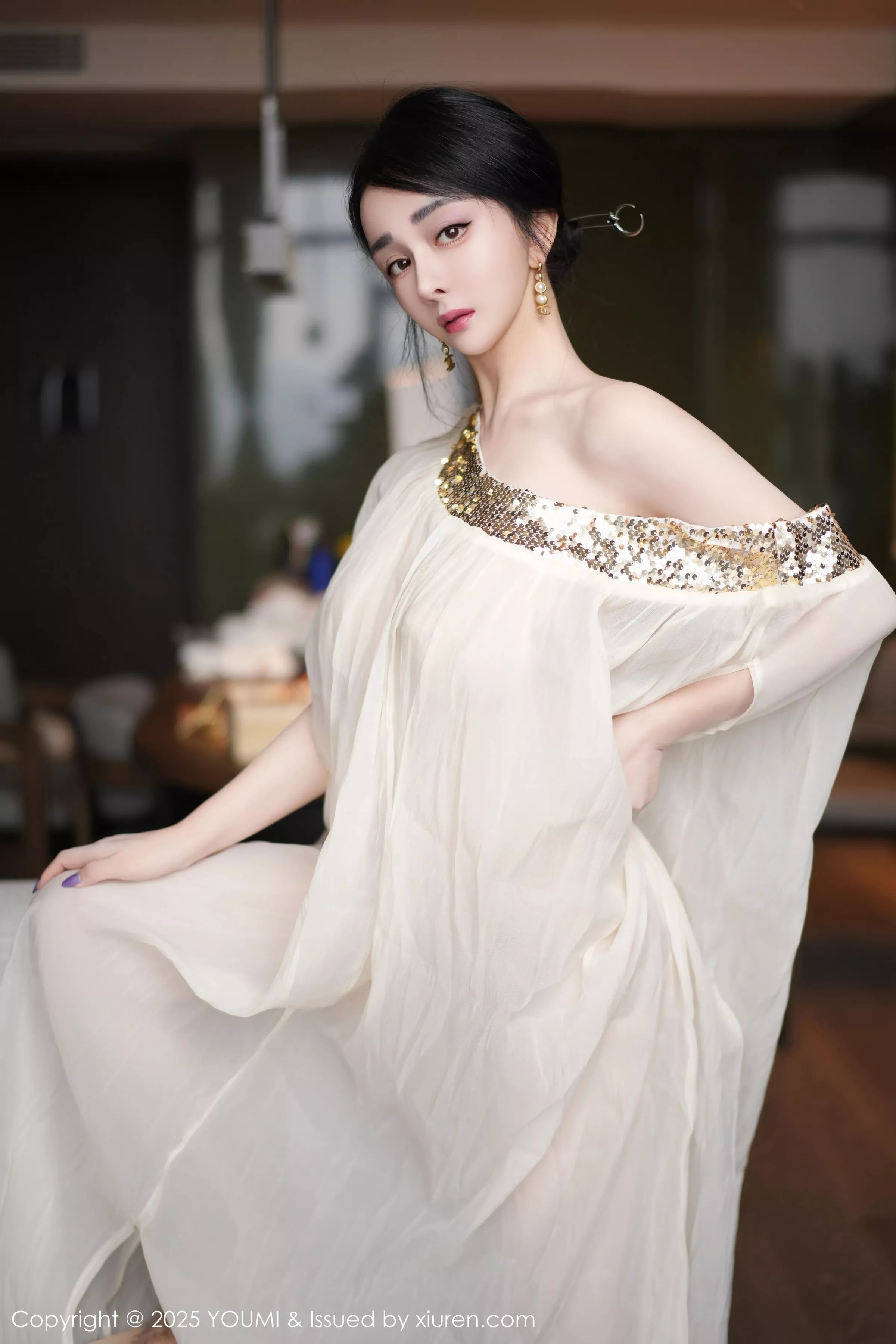 允爾-Vol.1132_模特允爾薄纱服饰露性感金色吊坠式情趣内衣秀丰腴身姿诱惑写真62P-第1章-图片1