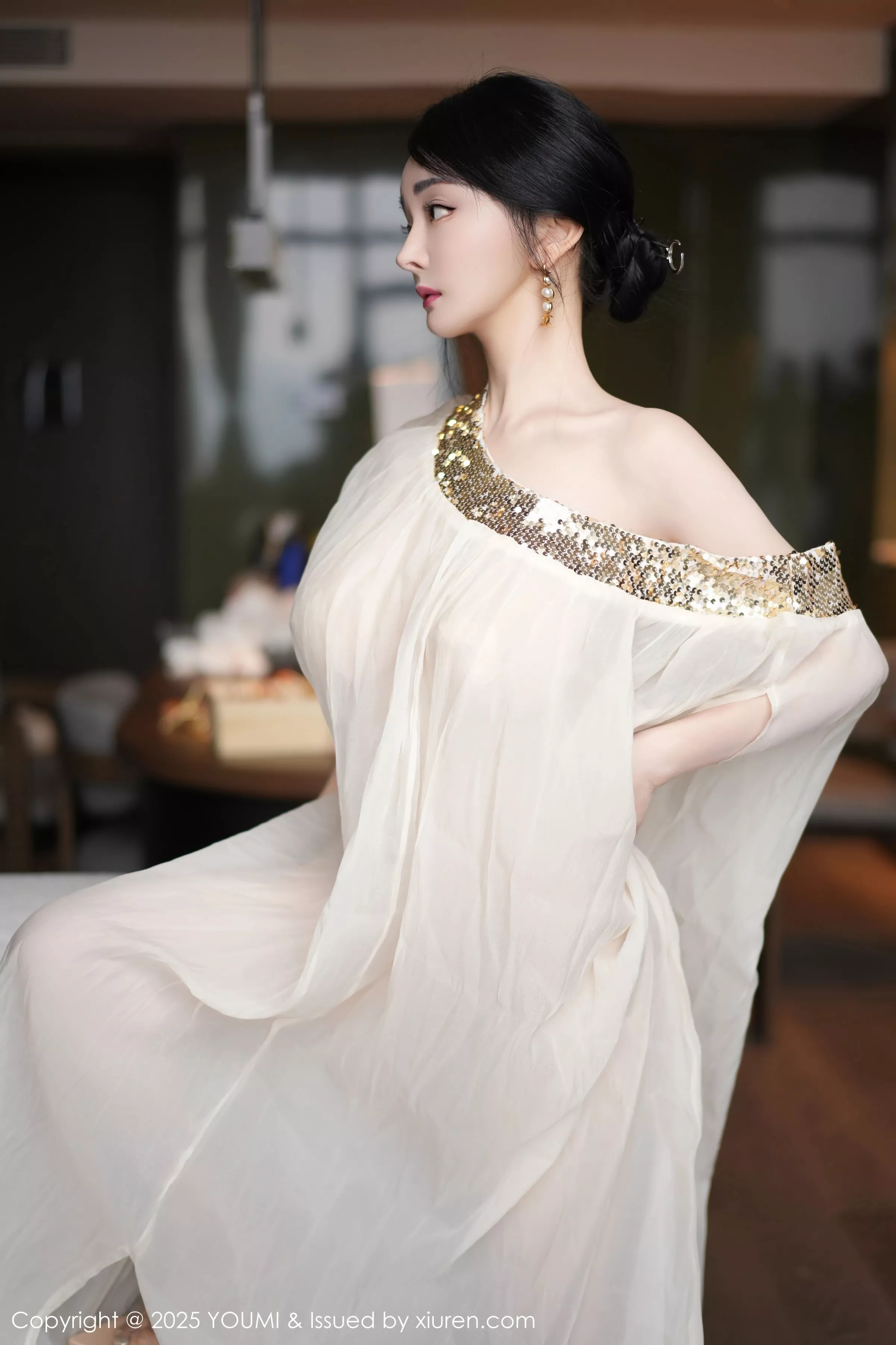 允爾-Vol.1132_模特允爾薄纱服饰露性感金色吊坠式情趣内衣秀丰腴身姿诱惑写真62P-第1章-图片2