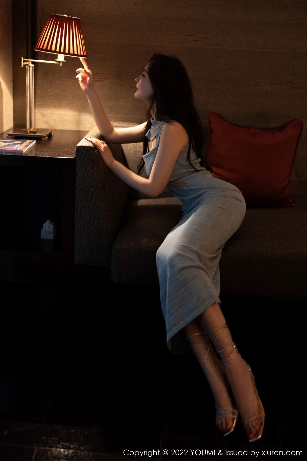 奶瓶土肥圆-Vol.822_女神奶瓶土肥圆私房灰色镂空连衣长裙半撩秀翘臀迷人诱惑写真75P-第1章-图片2
