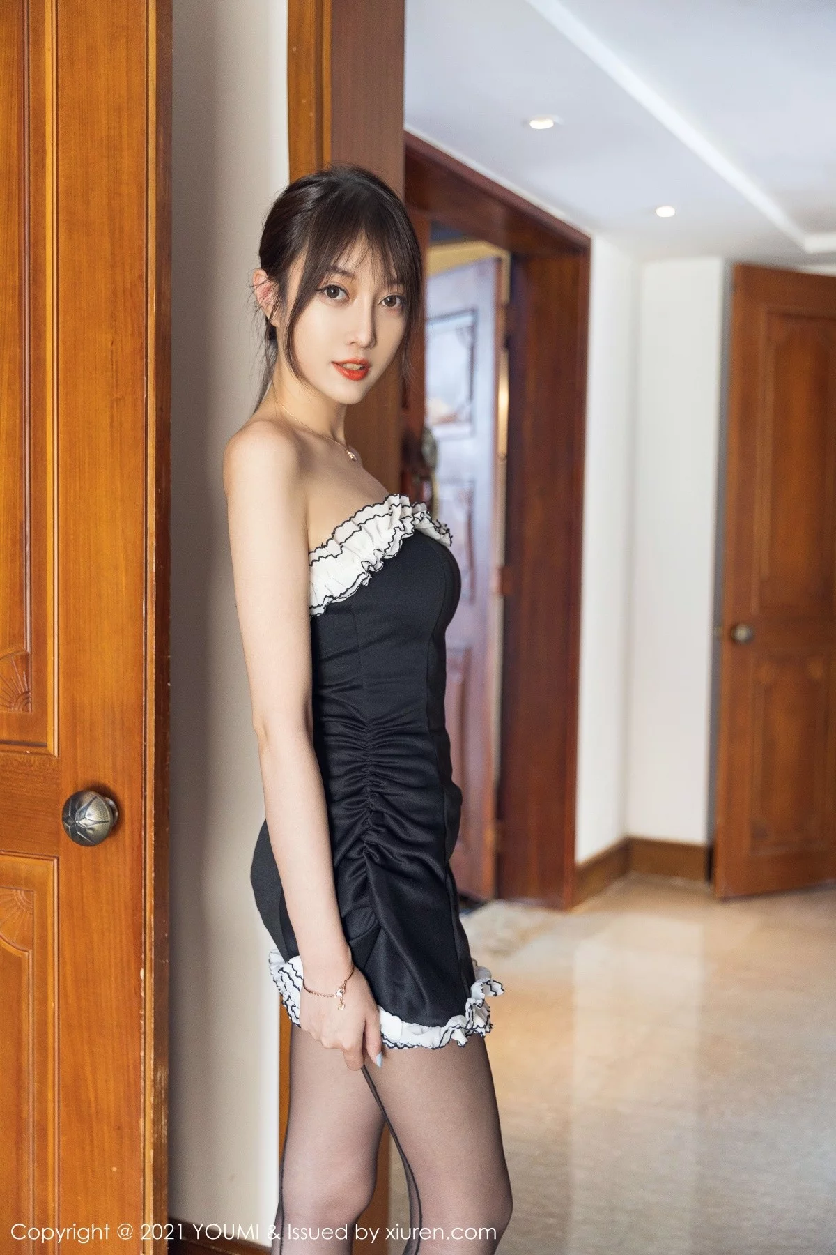 玥儿玥-Vol.729_丽质美人玥儿玥er私房露肩超短连衣裙配黑丝裤袜迷人诱惑写真43P-第1章-图片2