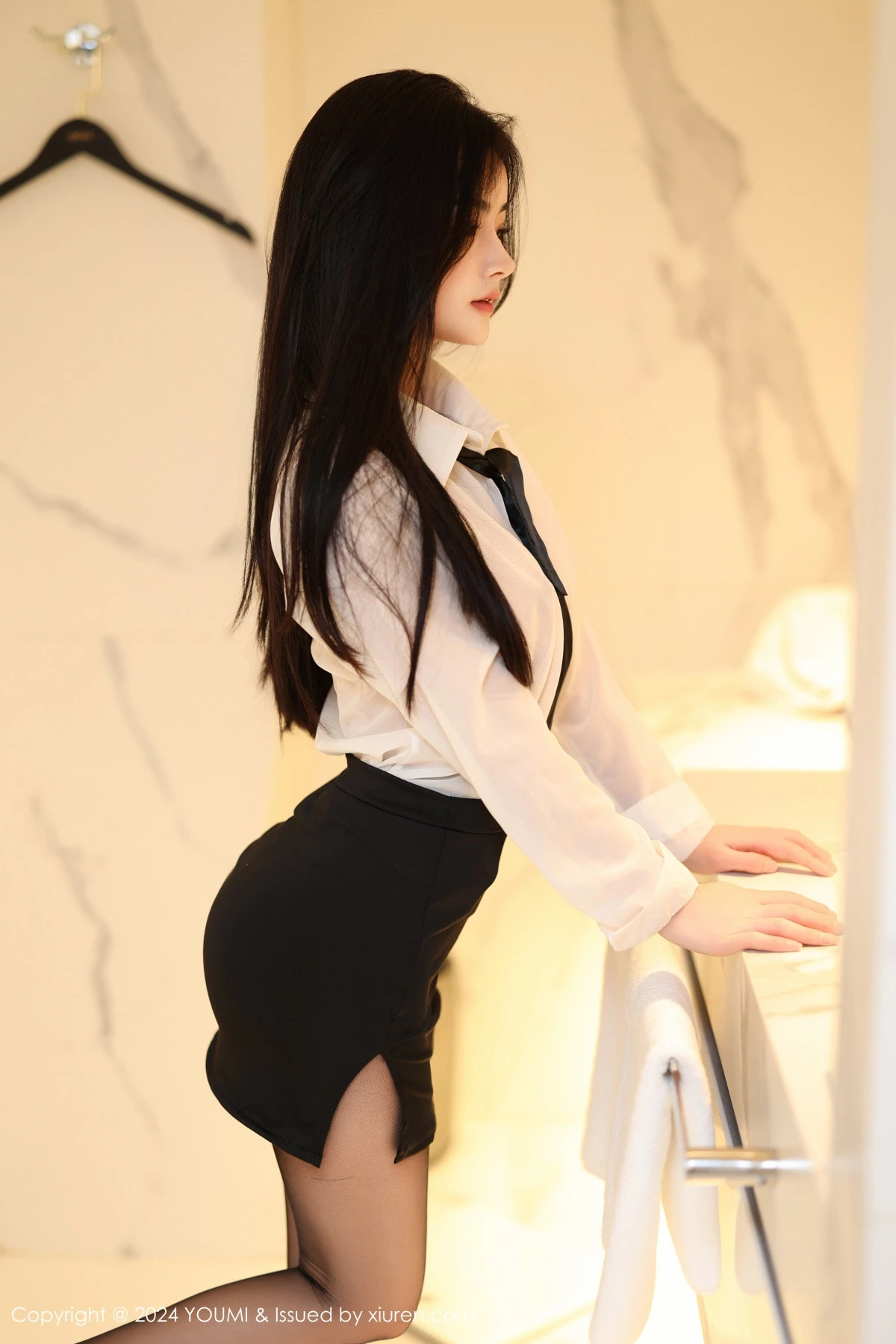 谭小灵-Vol.1050_模特谭小灵性感薄透白T配黑短裙露超薄黑丝秀翘臀美腿诱惑写真90P-第1章-图片2