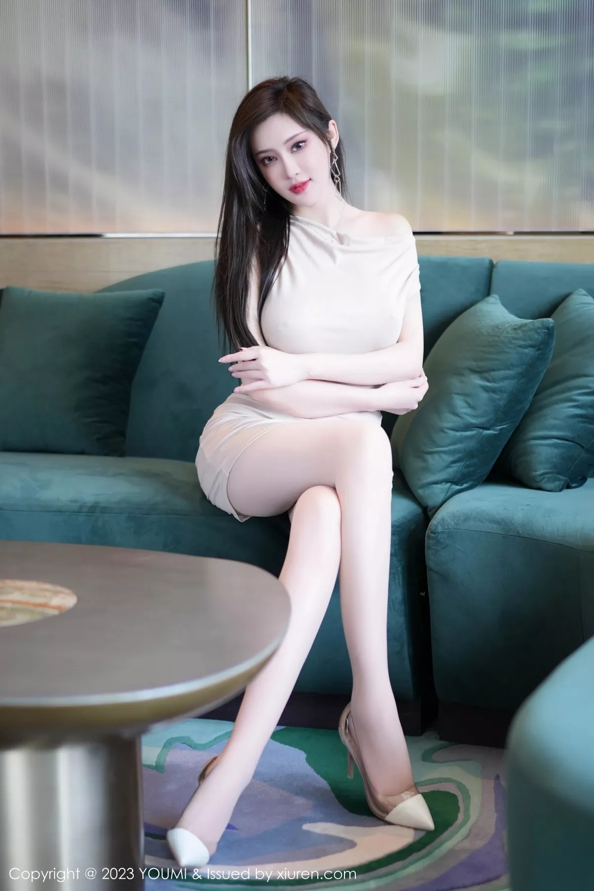 周妍希-Vol.957_女神Carol周妍希性感杏色露肩裙配原色丝袜秀丰满身材诱惑写真80P-第1章-图片2