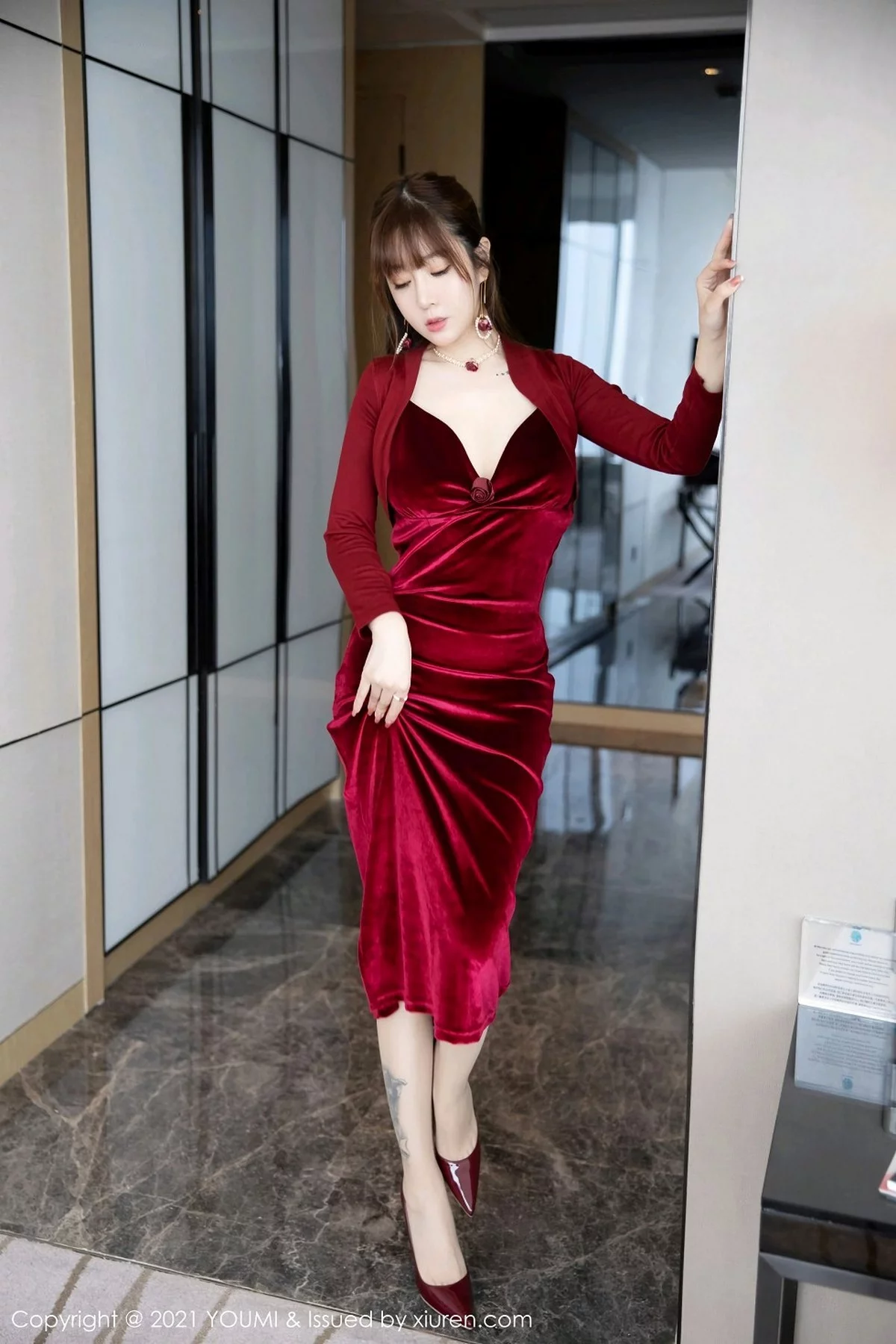王雨纯-Vol.588_女神王雨纯典雅酒红色礼裙半撩露肉丝裤袜秀翘臀美腿诱惑写真49P-第1章-图片3