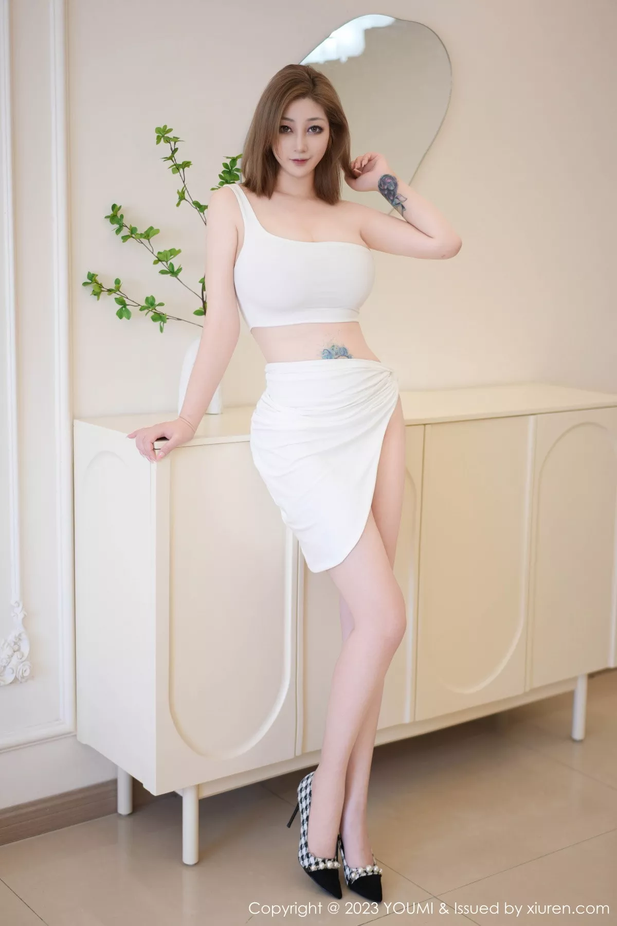 妲己-Vol.986_女神妲己_Toxic性感白色短款衣配短裙露美胸肥臀撩人诱惑写真75P-第1章-图片1