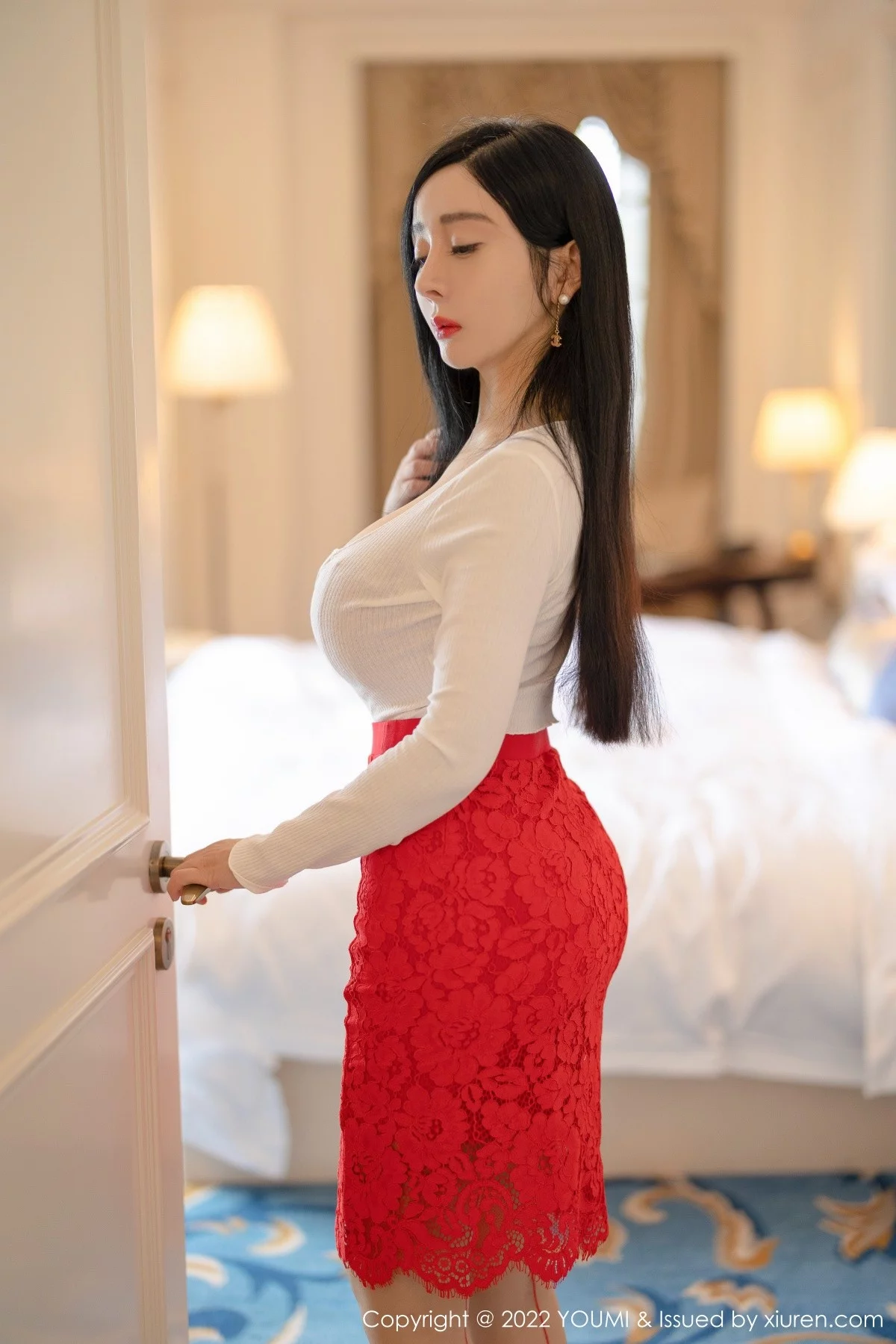 允爾-Vol.746_模特允爾脱白色低胸服饰露性感红色内衣秀丰满身材诱惑写真68P-第1章-图片1