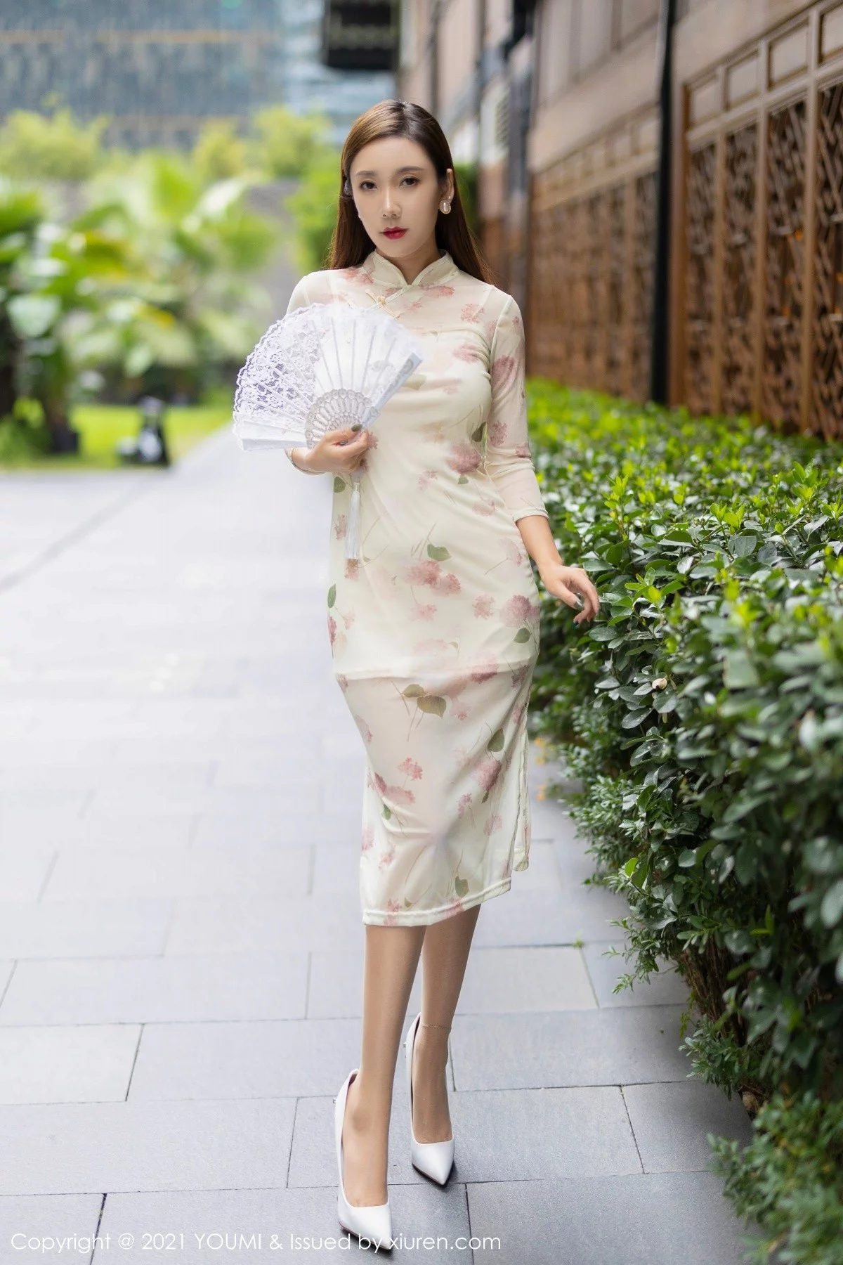 艾静香-Vol.732_模特艾静香成都旅拍私房花纹旗袍配开档肉丝秀惹火身材诱惑写真50P-第1章-图片1