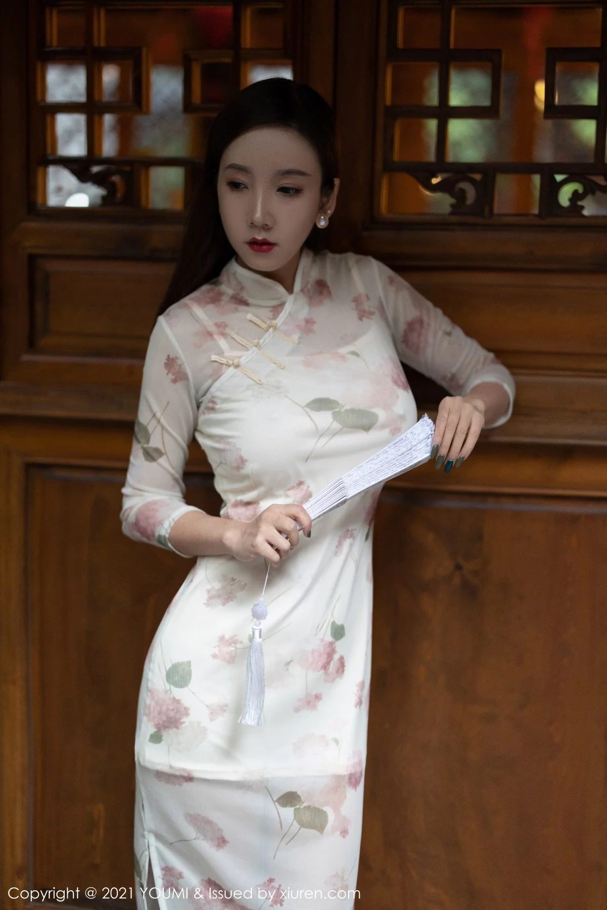 艾静香-Vol.732_模特艾静香成都旅拍私房花纹旗袍配开档肉丝秀惹火身材诱惑写真50P-第1章-图片3