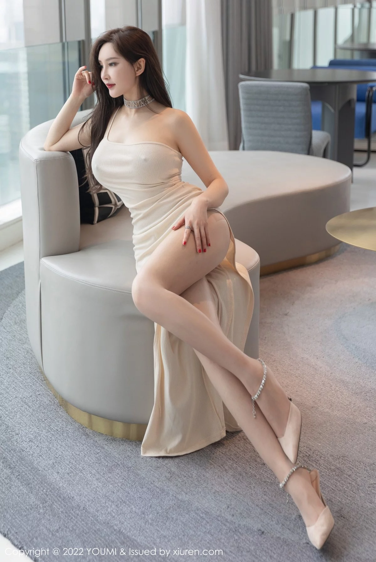 奶瓶土肥圆-Vol.813_女神奶瓶土肥圆米色收身连衣裙配超薄肉丝秀翘臀美腿诱惑写真76P-第1章-图片2