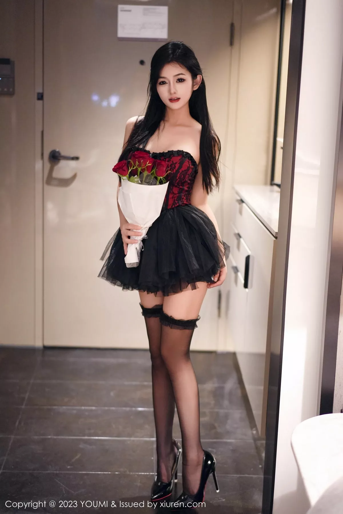 谭小灵-Vol.991_模特谭小灵性感黑色露肩情趣服饰配黑丝袜秀丰腴身材诱惑写真74P-第1章-图片2