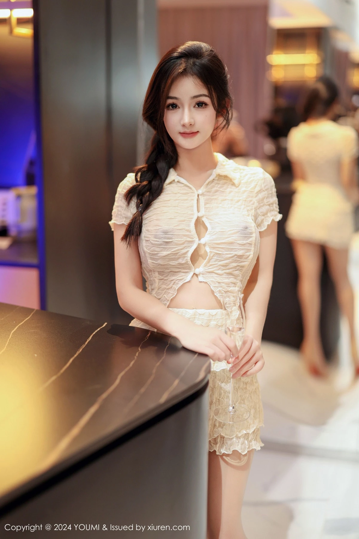 谭小灵-Vol.1067_模特谭小灵性感浅色轻透上衣配超薄肉丝秀丰腴有致身材诱惑写真82P-第1章-图片1