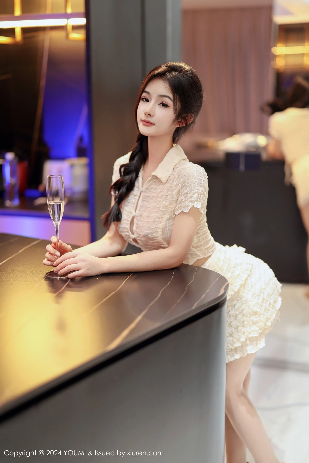 谭小灵-Vol.1067_模特谭小灵性感浅色轻透上衣配超薄肉丝秀丰腴有致身材诱惑写真82P-第1章-图片2