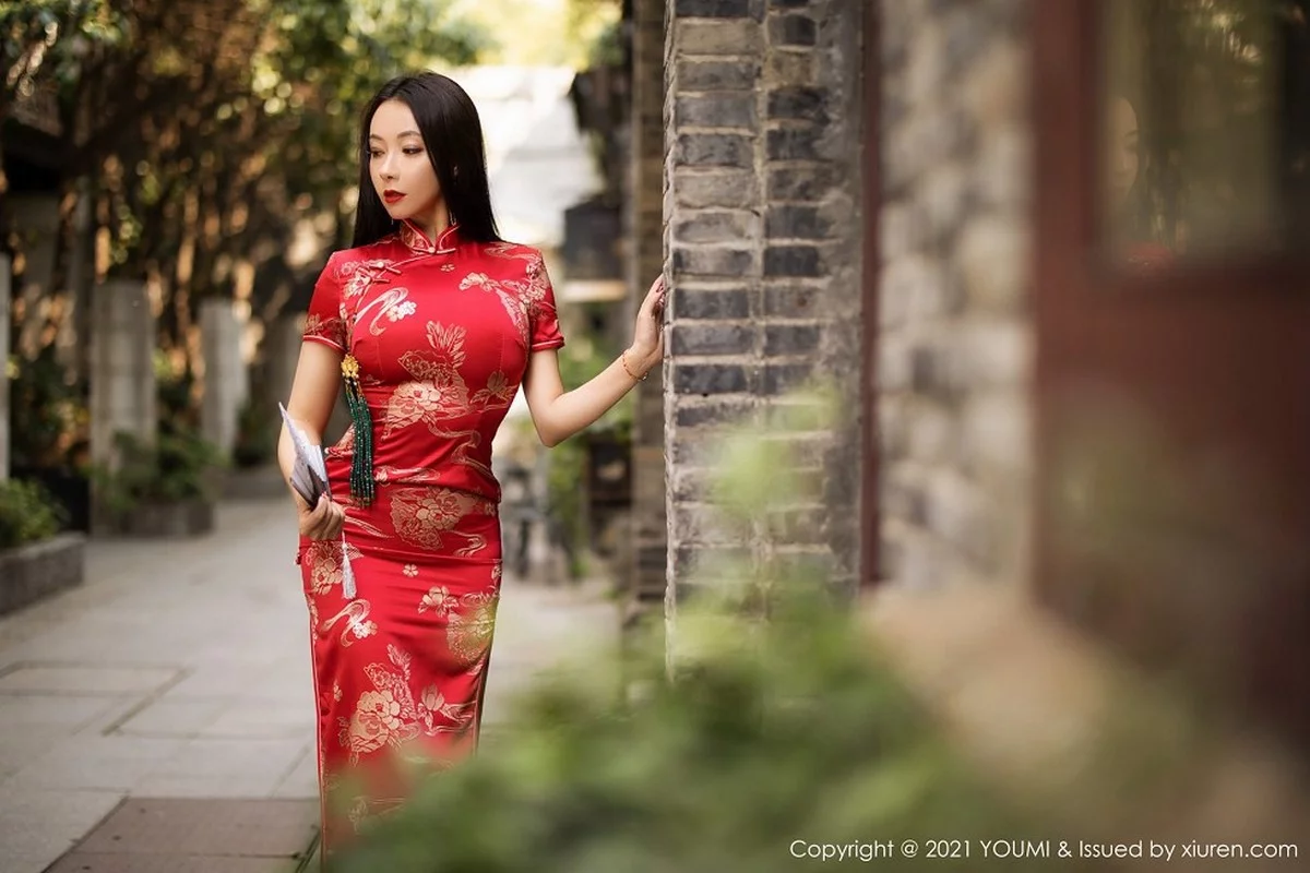 果儿-Vol.598_嫩模果儿Victoria杭州旅拍鲜艳古典旗袍半脱露豪乳诱惑写真45P-第1章-图片2