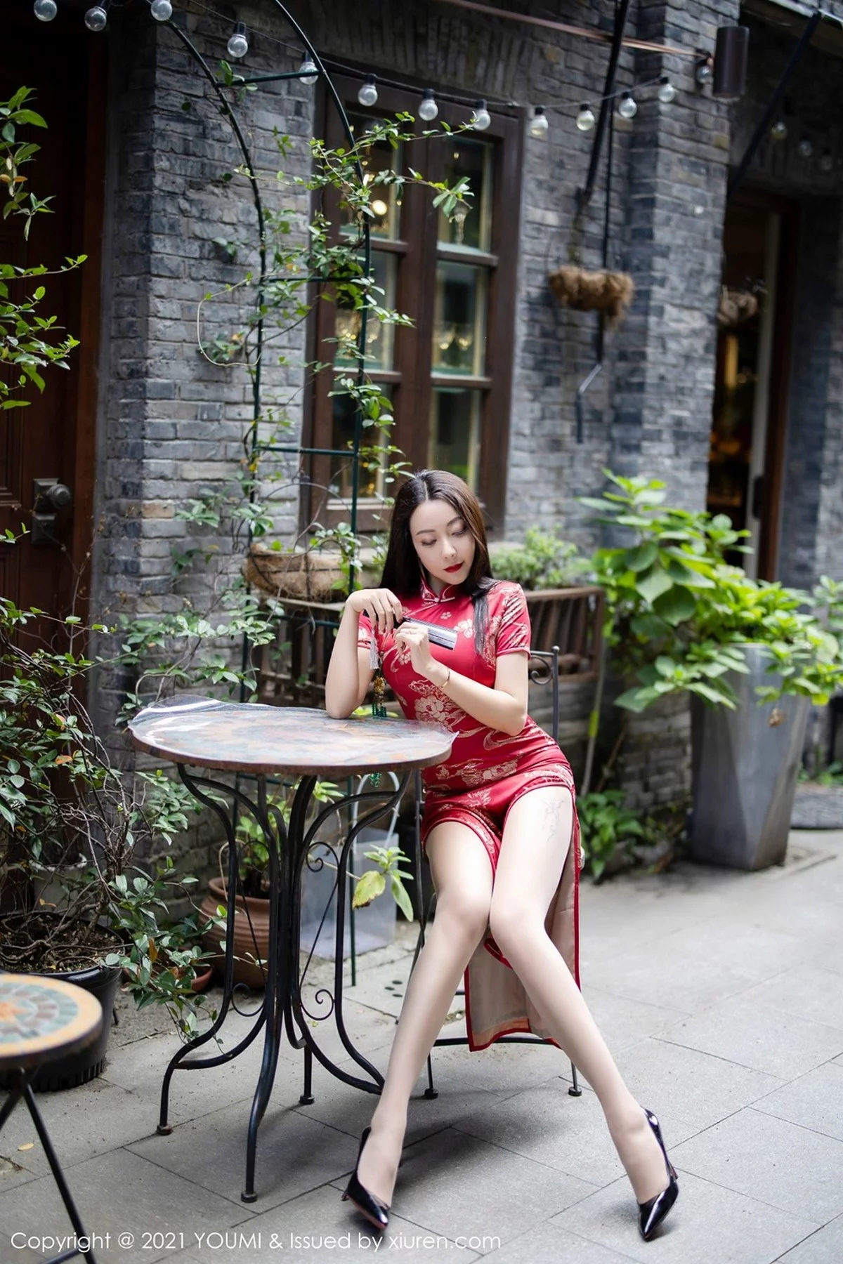 果儿-Vol.598_嫩模果儿Victoria杭州旅拍鲜艳古典旗袍半脱露豪乳诱惑写真45P-第1章-图片3