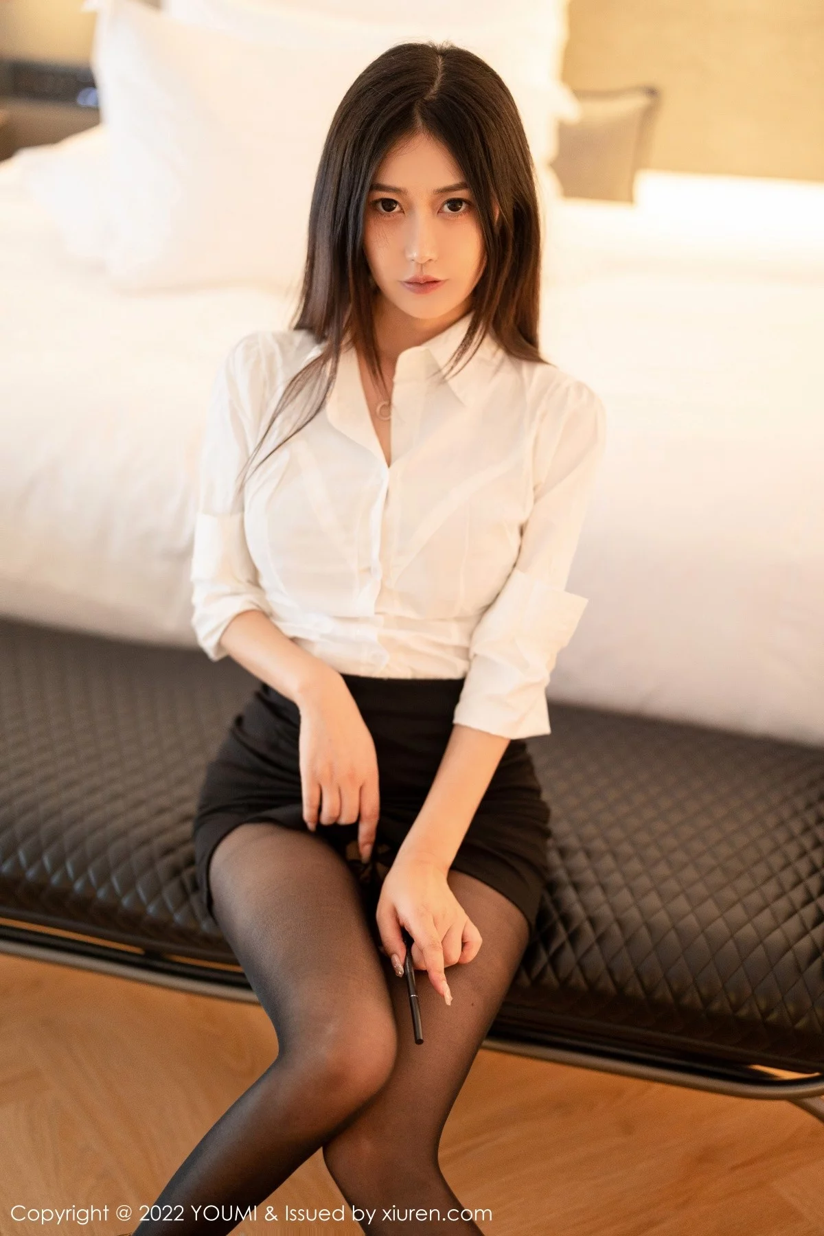 阿姣-Vol.827_模特laura阿姣性感黑色短裙下超薄黑丝裤袜秀翘臀美腿诱惑写真70P-第1章-图片2