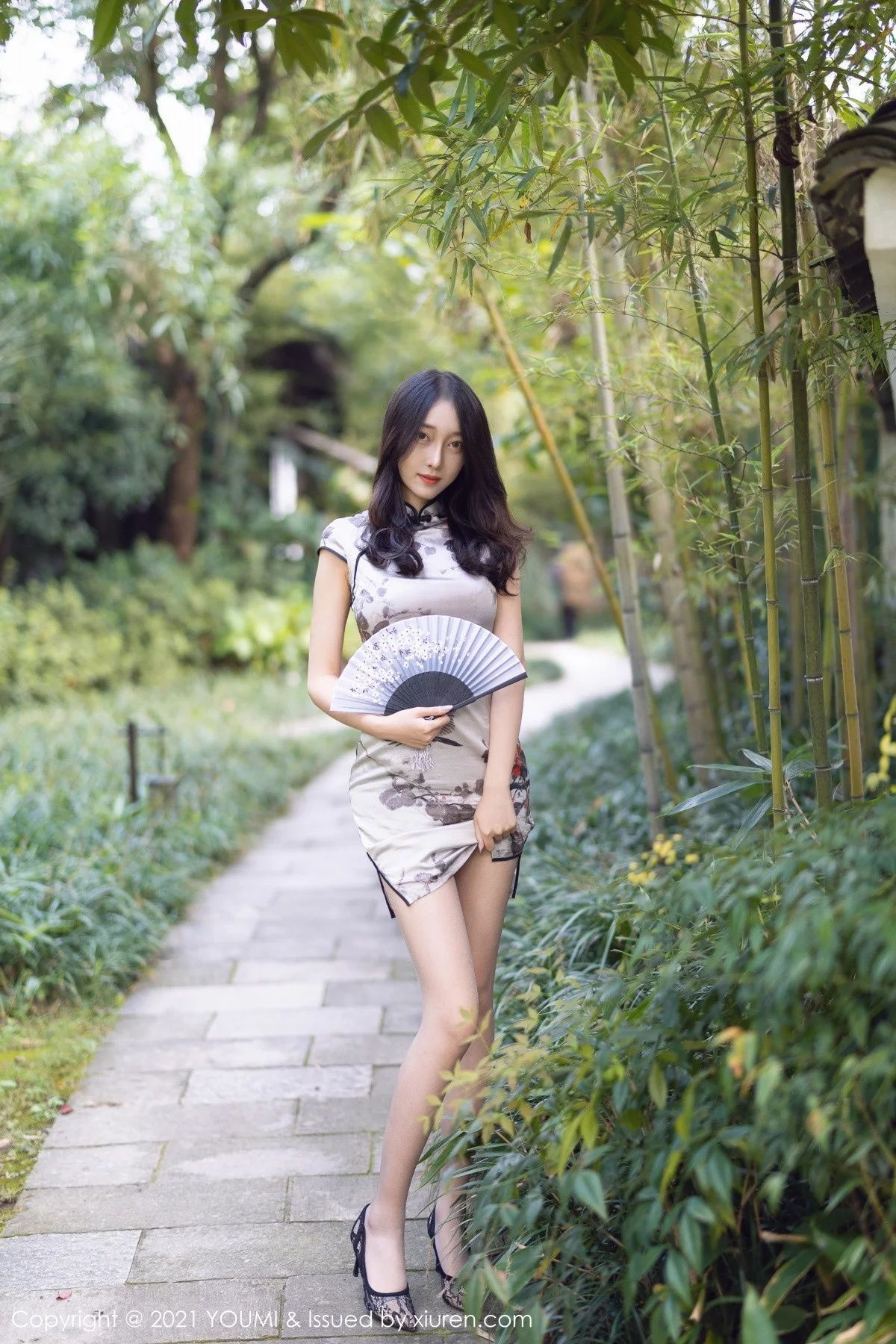 玥儿玥-Vol.635_丽质美人玥儿玥er杭州旅拍户外古韵旗袍配肉丝裤袜诱惑写真49P-第1章-图片1