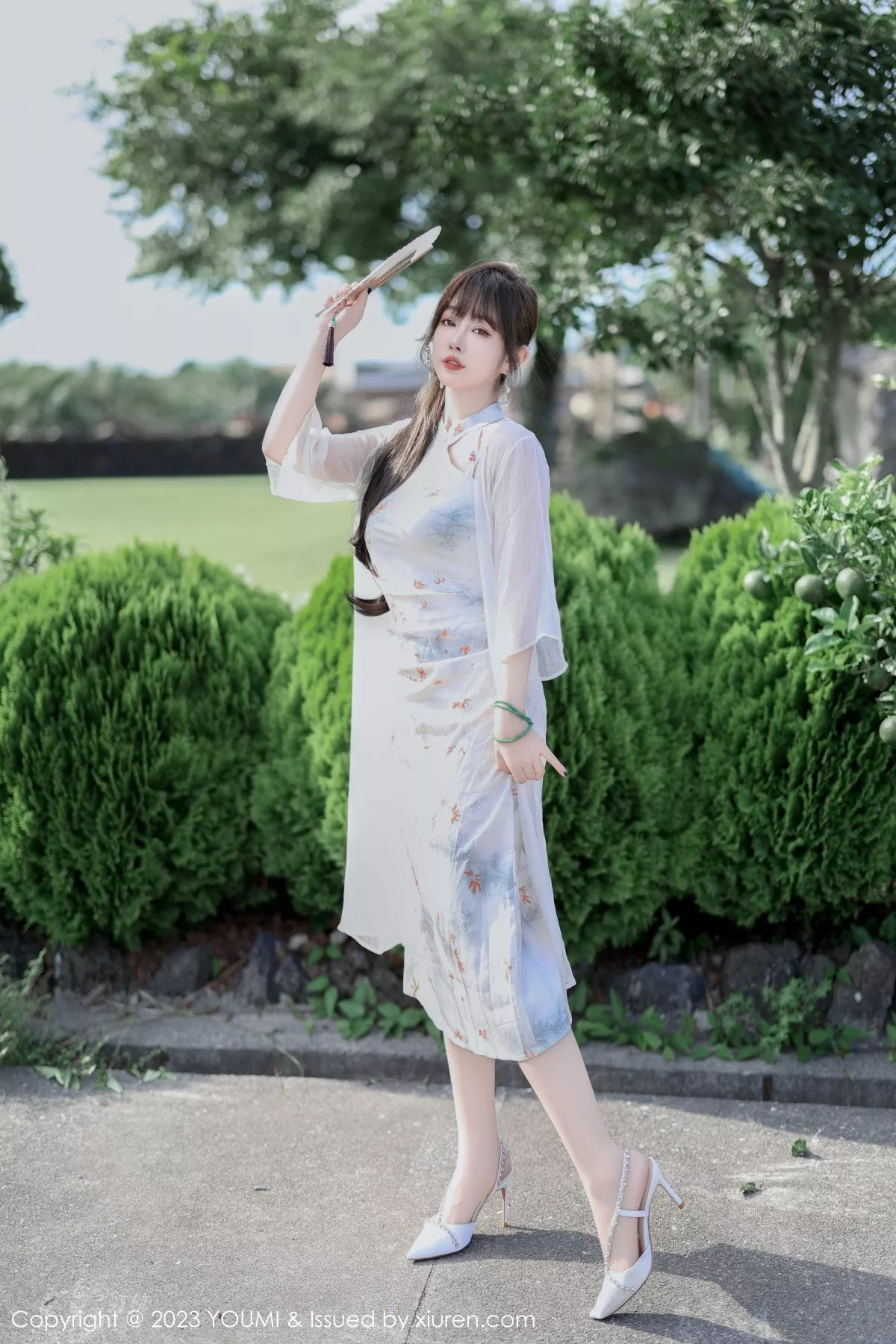 王雨纯-Vol.983_女神王雨纯性感浅色长款旗袍露白色内衣配肉丝袜完美诱惑写真79P-第1章-图片1