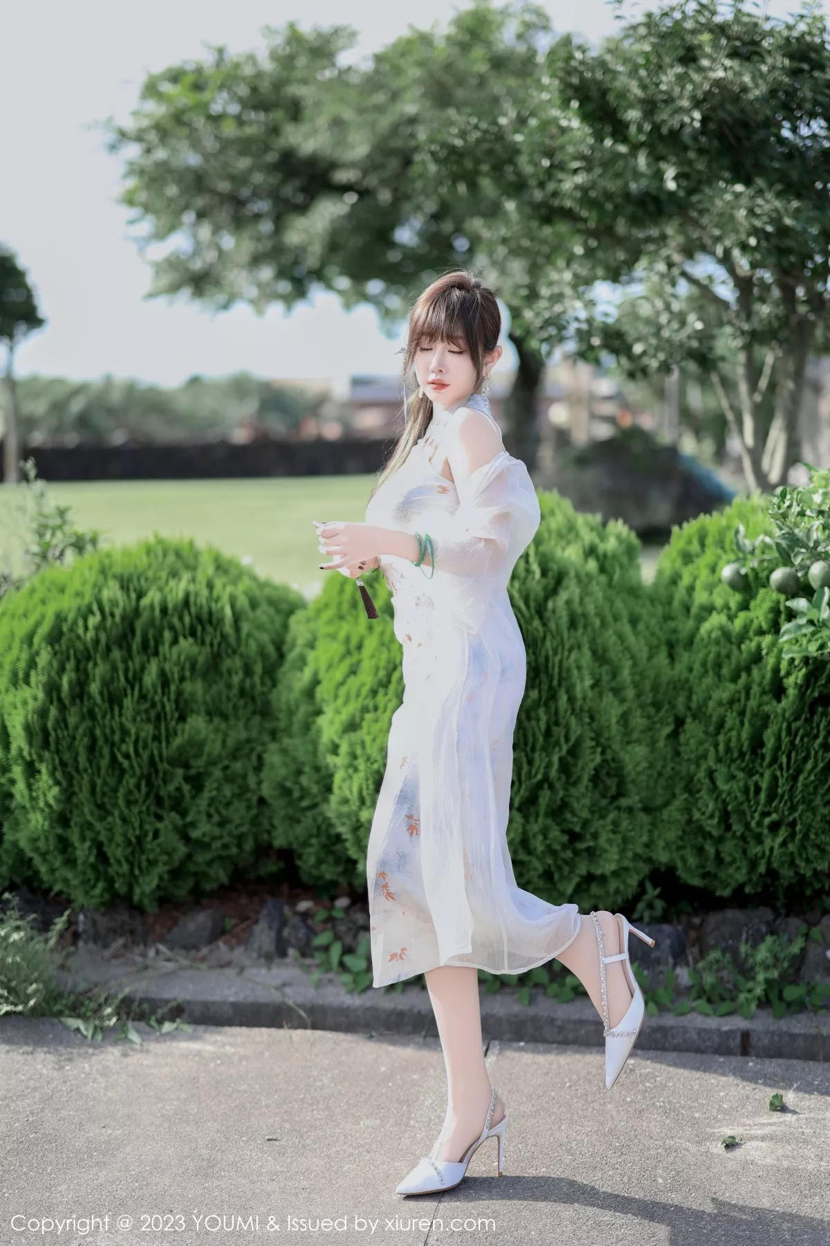 王雨纯-Vol.983_女神王雨纯性感浅色长款旗袍露白色内衣配肉丝袜完美诱惑写真79P-第1章-图片2